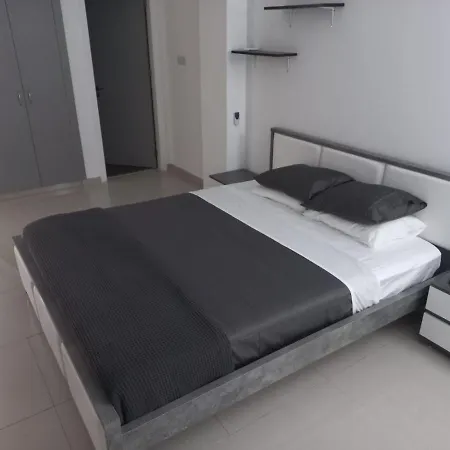 Modern Armonia Court 公寓 帕拉利米尼