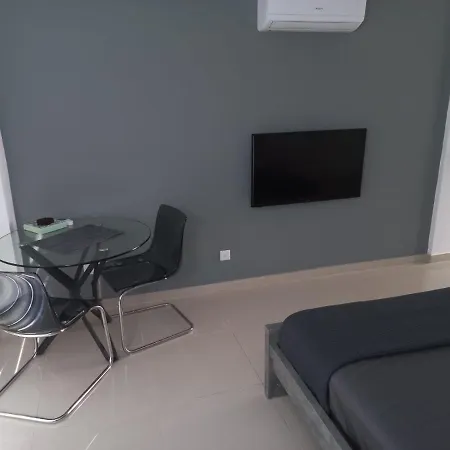 Modern Armonia Court アパート *