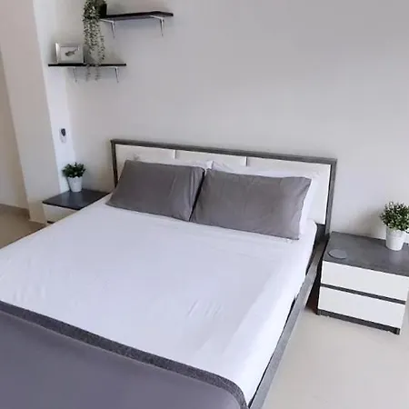 Modern Armonia Court פאראלימני
