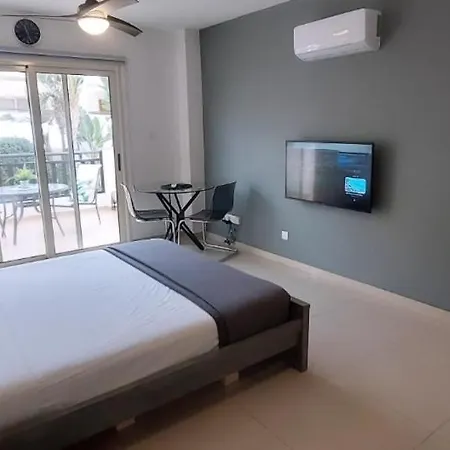 Modern Armonia Court פאראלימני